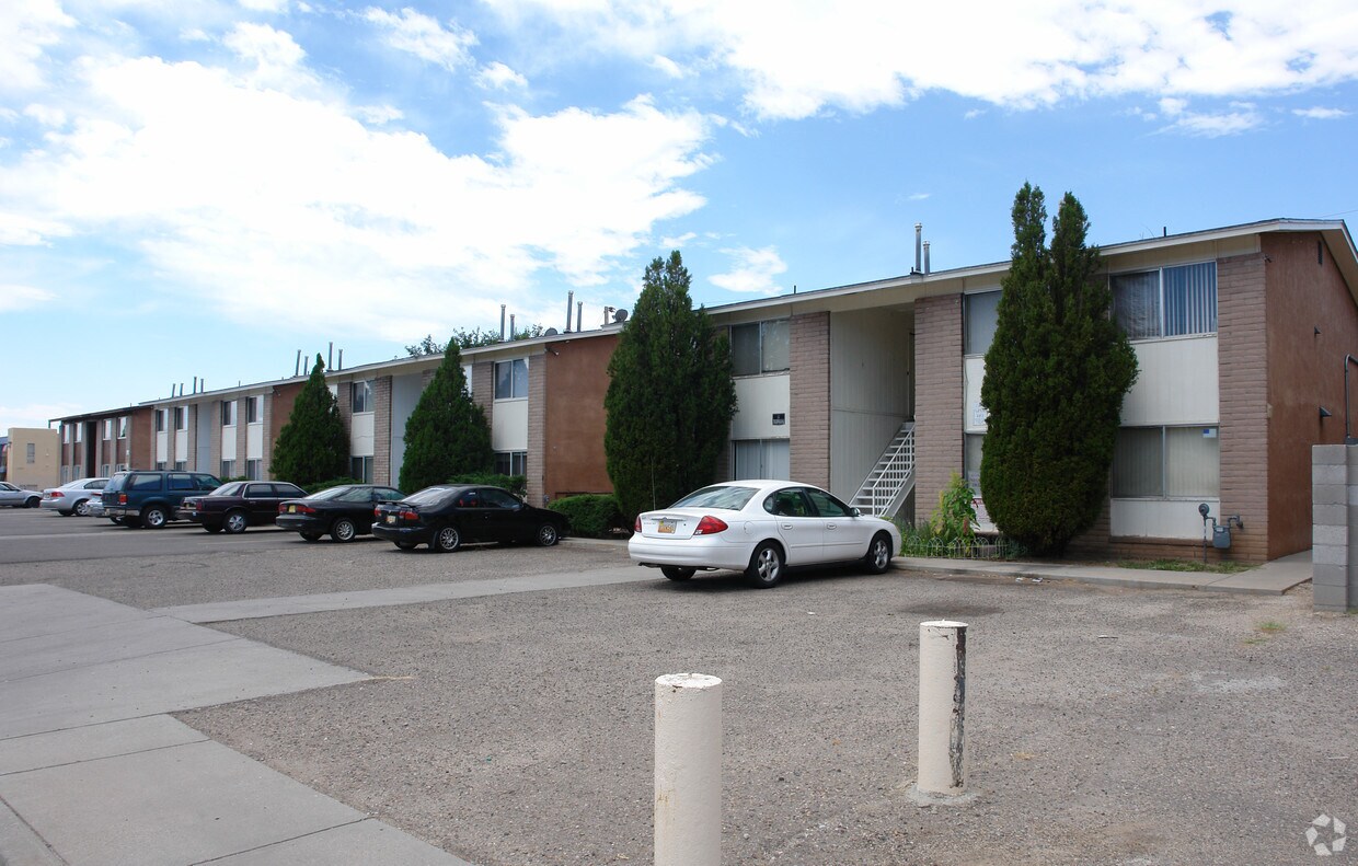 Building Photo - 2801 Muriel NE