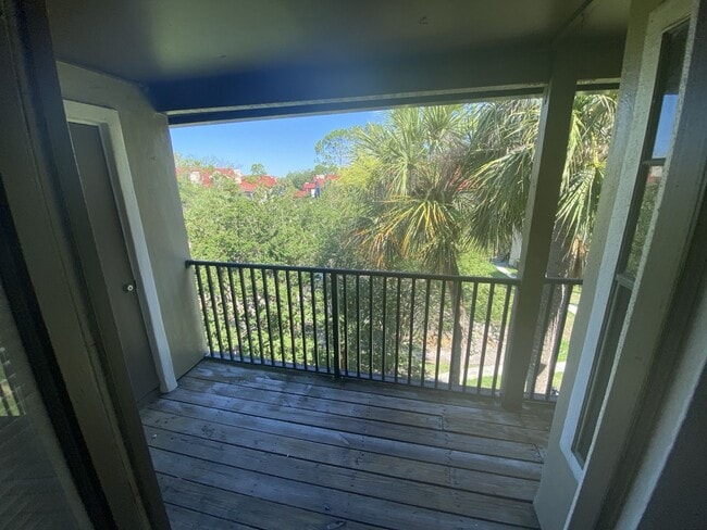 Building Photo - 1 bedroom 1 bath washer and dryer include