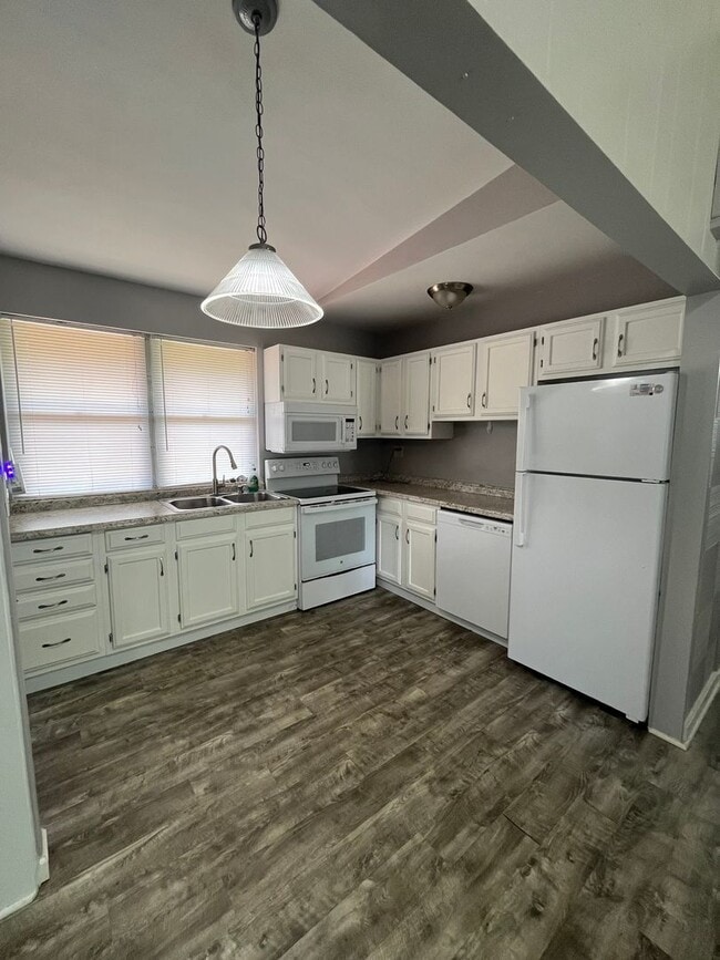 Building Photo - 3 bedroom 1 bath home for rent