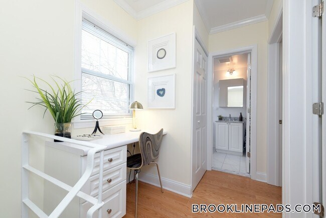 Building Photo - 166 Gerry Rd