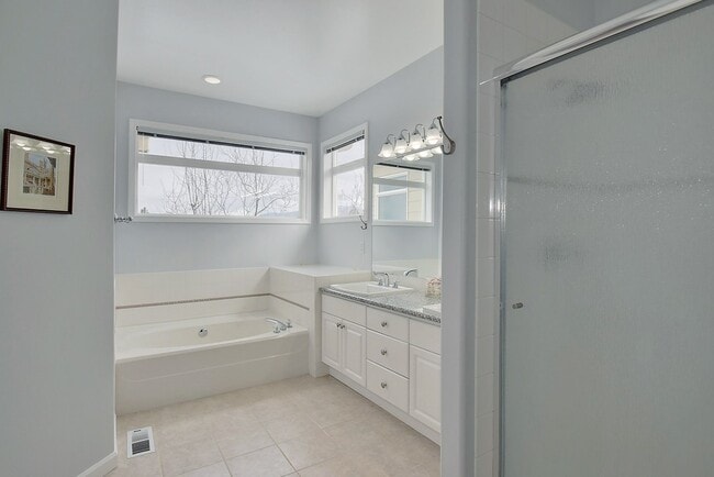 Building Photo - 5063 S Hillcrest Ln