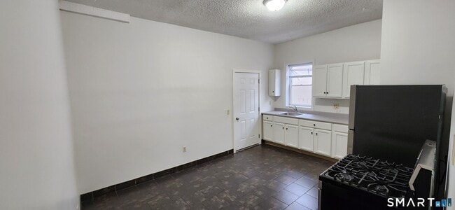 Building Photo - 24 Meadow St