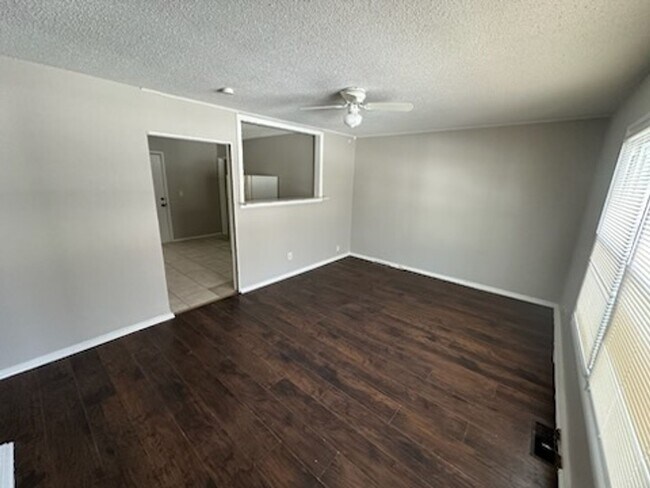 Building Photo - 3 Bedroom available in the Blue District o...