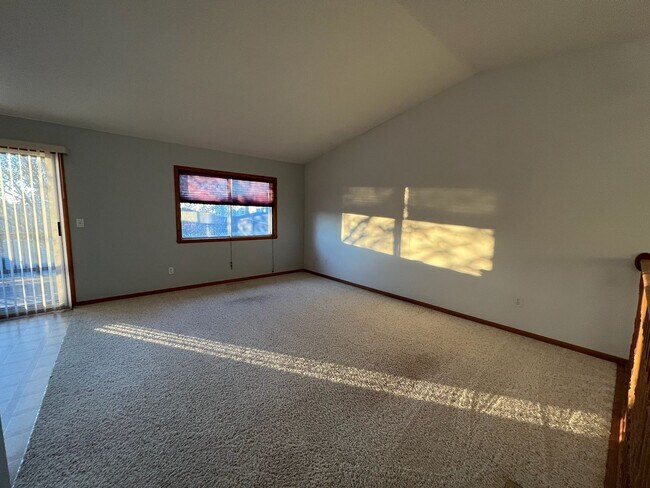 Foto del edificio - SPACIOUS 3 BDRM/2 BATH TWINHOME AVAILABLE ...