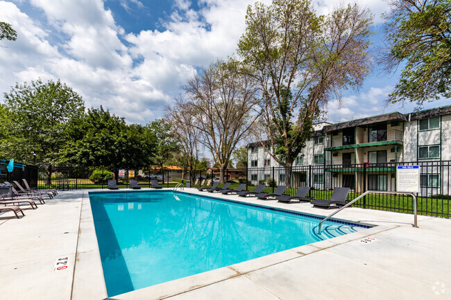 ¡Piscina al aire libre - The Oaks of Lakeville