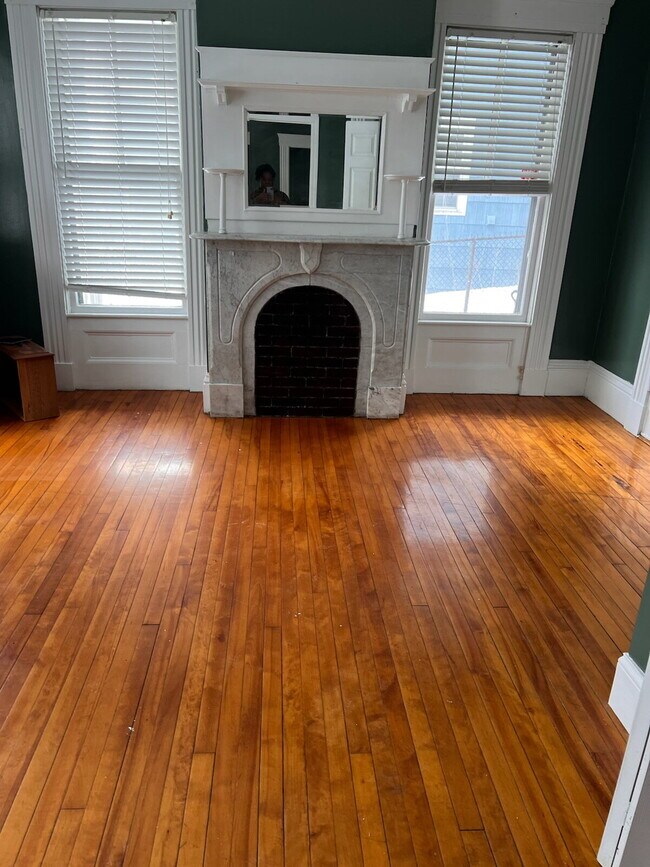 Foto del edificio - Beautiful 3 Bedroom 1 Bath Apartment in Crown Hill