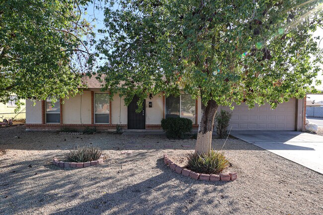 Building Photo - 8835 W Devonshire Ave