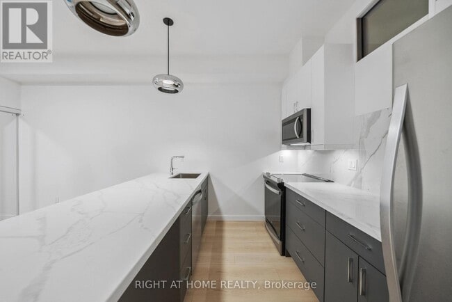 Building Photo - 367 Howland Ave