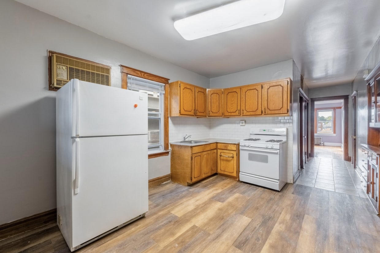 Primary Photo - 2223 N Menard Ave