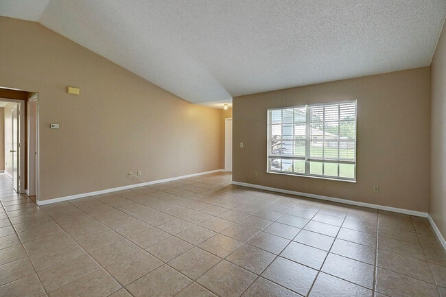 Building Photo - 1032 SW Romaine Ln