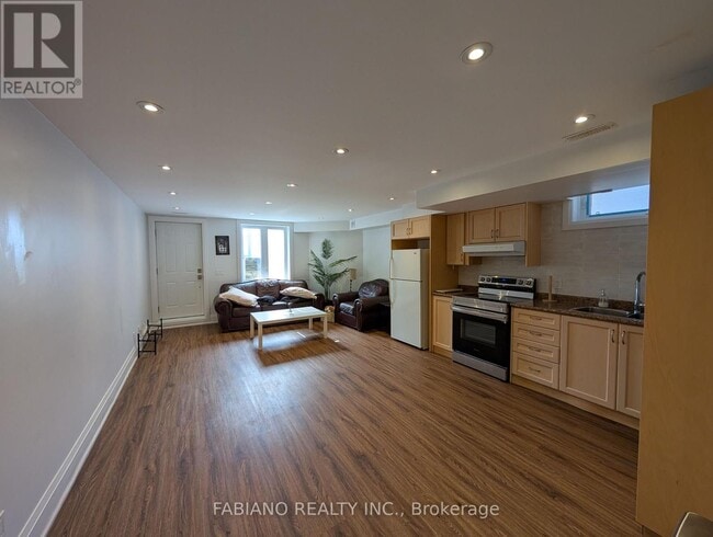 Building Photo - 1036 Dovercourt Rd