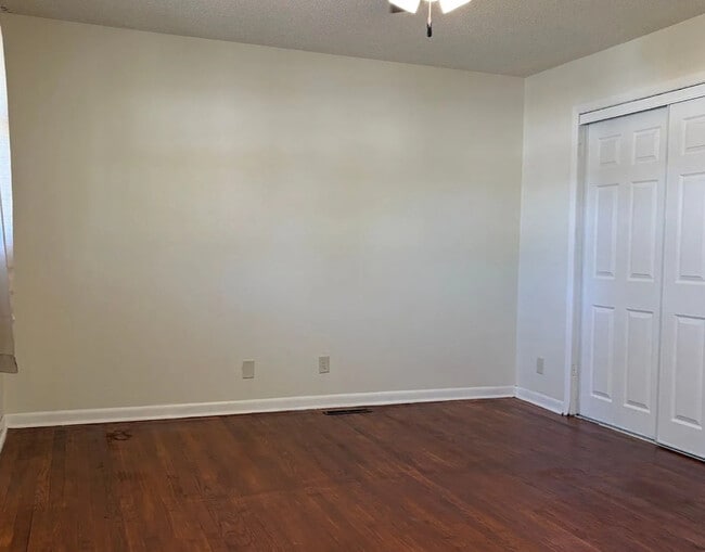 Building Photo - Spacious 3 Bedroom 2 Bath Townhome with Garage Available Now – Great Location!
