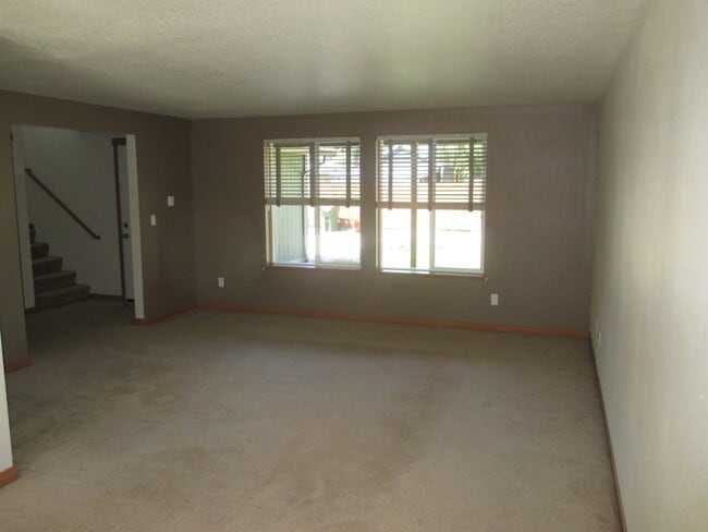 Building Photo - Beautiful Large Three Bedroom Home in South Salem