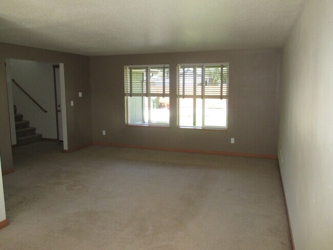 Foto del edificio - Beautiful Large Three Bedroom Home in South Salem