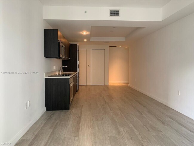 Building Photo - 1 br, 1.5 bath Condo - 55 SW 9th St Apt 3009