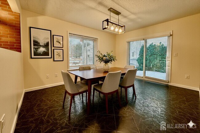 Building Photo - 5 Viburnum Ct