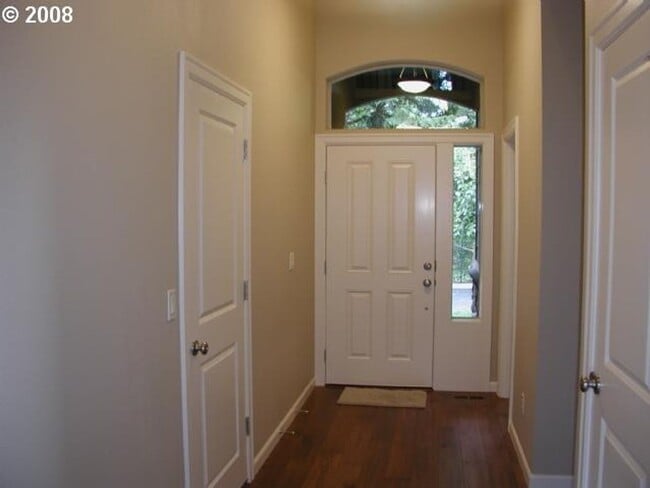 Foto del edificio - Beautiful 4 Bedroom Home In Garden Home Area!