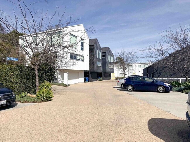 Foto del edificio - 2022 Blackbirds Way