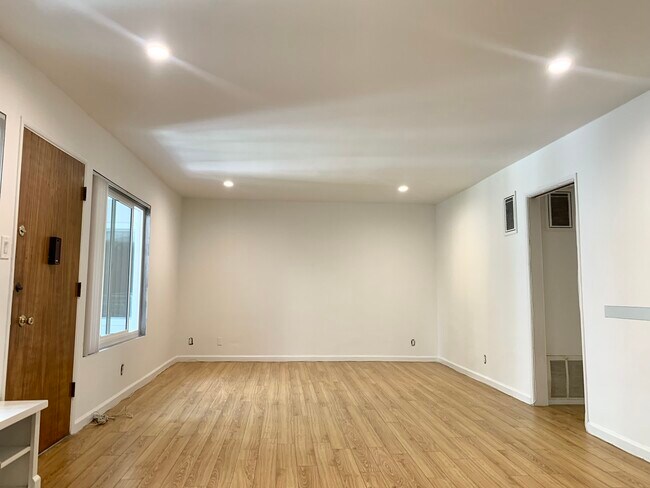 Foto del edificio - 8555 Saturn St
