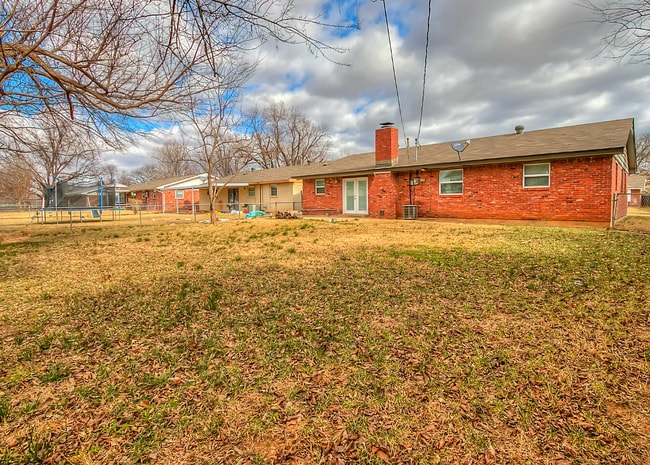 Building Photo - 332 Collier Dr