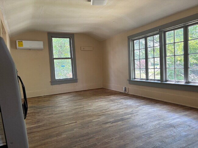 Building Photo - 2 bedroom 1 bath Duplex for rent. ALL Util...