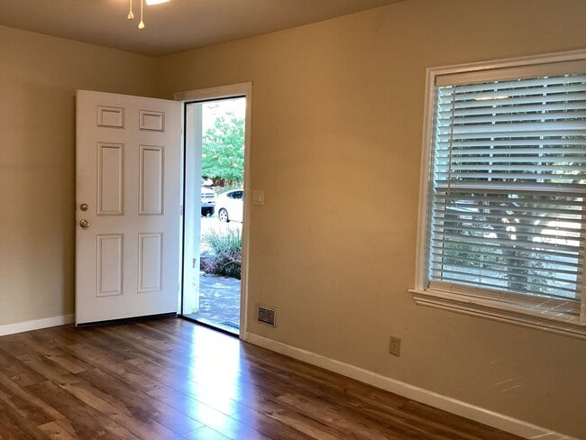 Building Photo - 2-Bed, 2-Bath Cottage PENDING