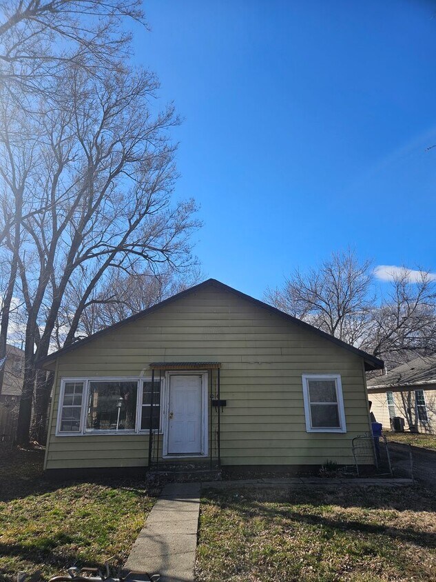 Primary Photo - 3 Bed 1 Bath Single Family home with Garage