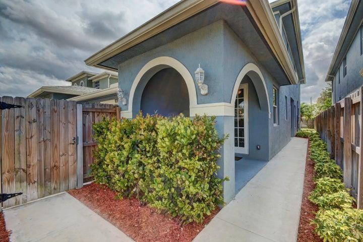 Foto principal - 1135 NE 3rd Ave