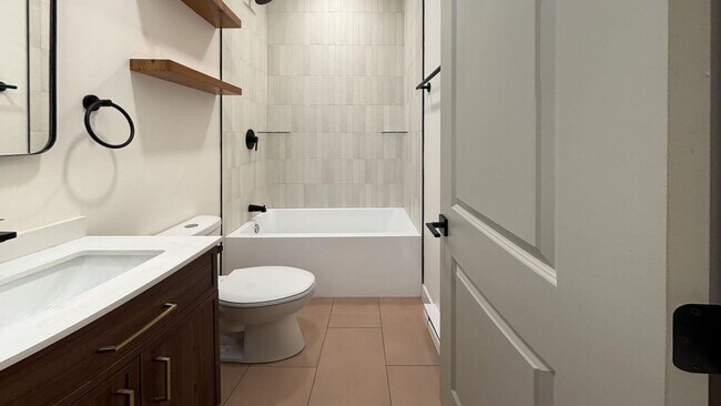 Foto del edificio - 6049 Elmwood Ave