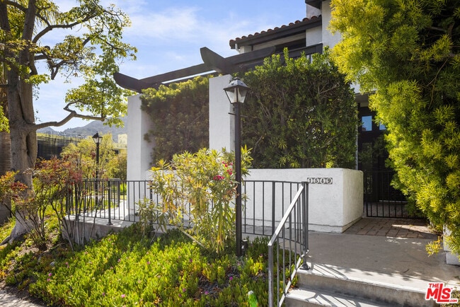 Building Photo - 1549 Palisades Dr