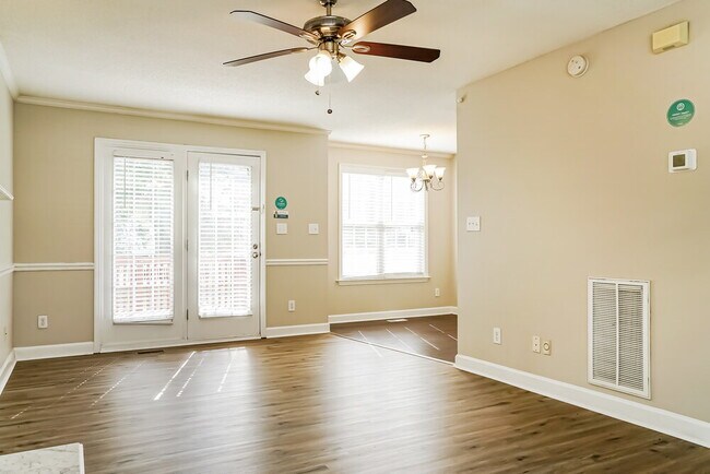 Foto del edificio - 102 Westwood Pl