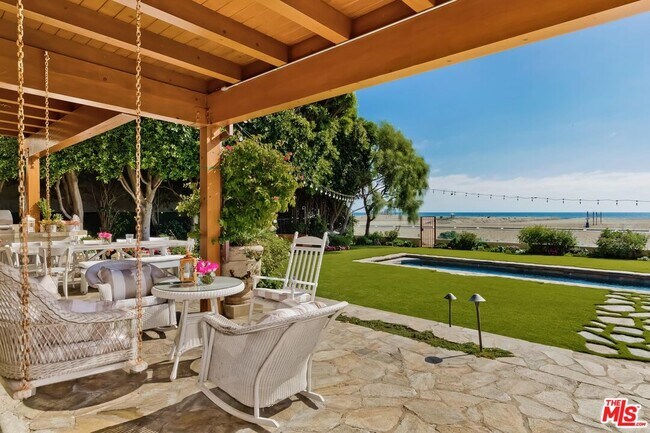 Foto del edificio - 707 Palisades Beach Rd
