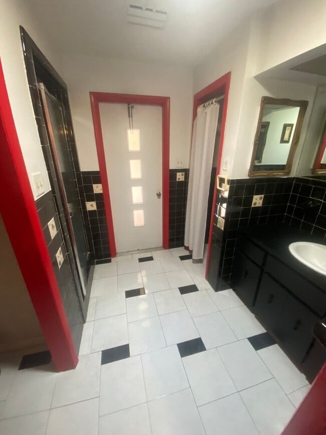 Building Photo - Cute 1 bedroom 1 bathroom unit with utilit...