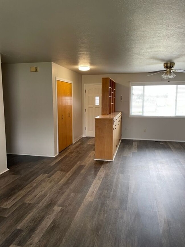 Building Photo - Beautifully Remodeled 3 Bedroom 2 Bath House