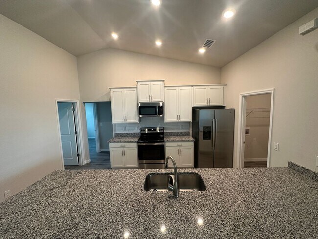 Foto del edificio - 4 Bedroom 2 Bathroom 3 Car Garage- NW Cape...