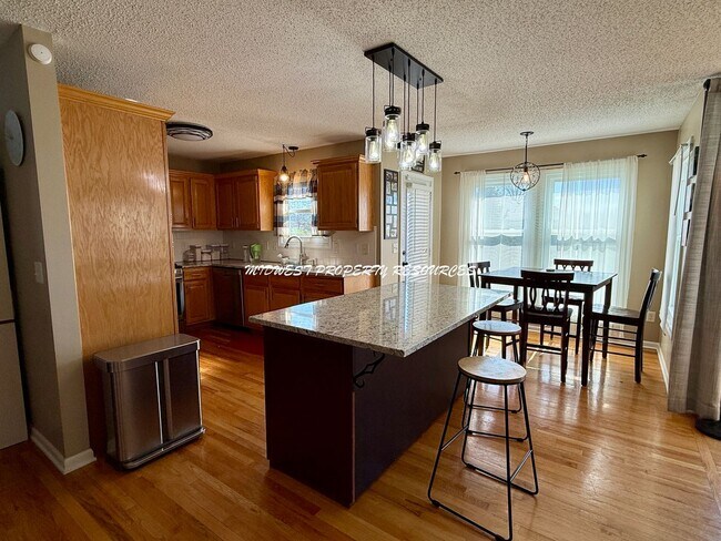 Foto del edificio - BEAUTIFUL TWO-STORY HOME w/POND VIEWS