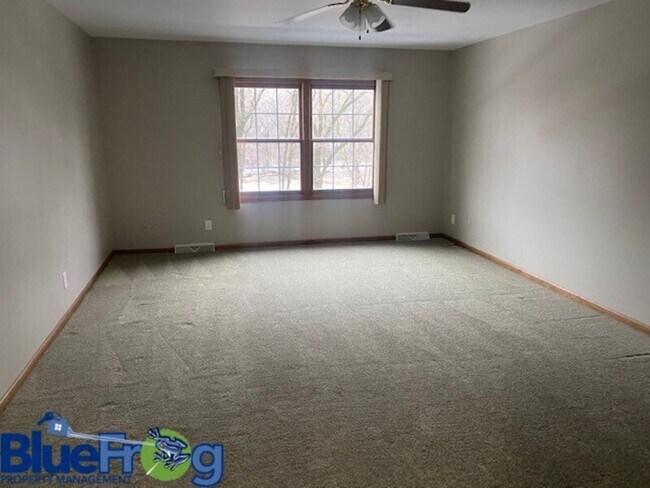 Building Photo - 570 Evans Dr