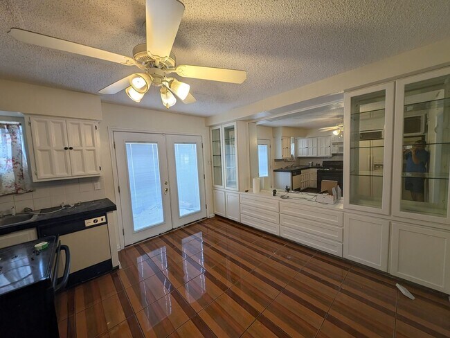 Building Photo - Charming 2BR Condo in Dallas