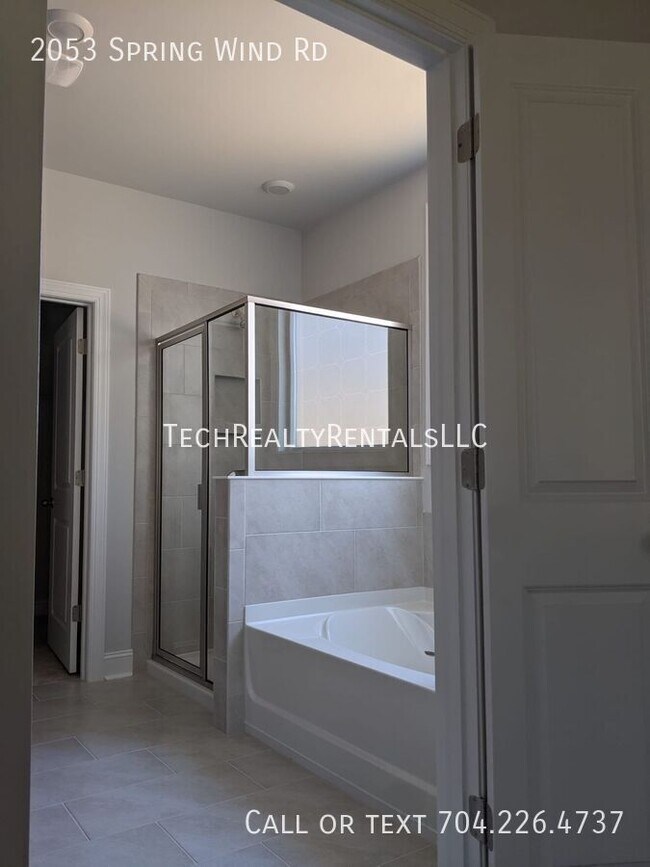 Foto del edificio - 2053 Spring Wind Rd