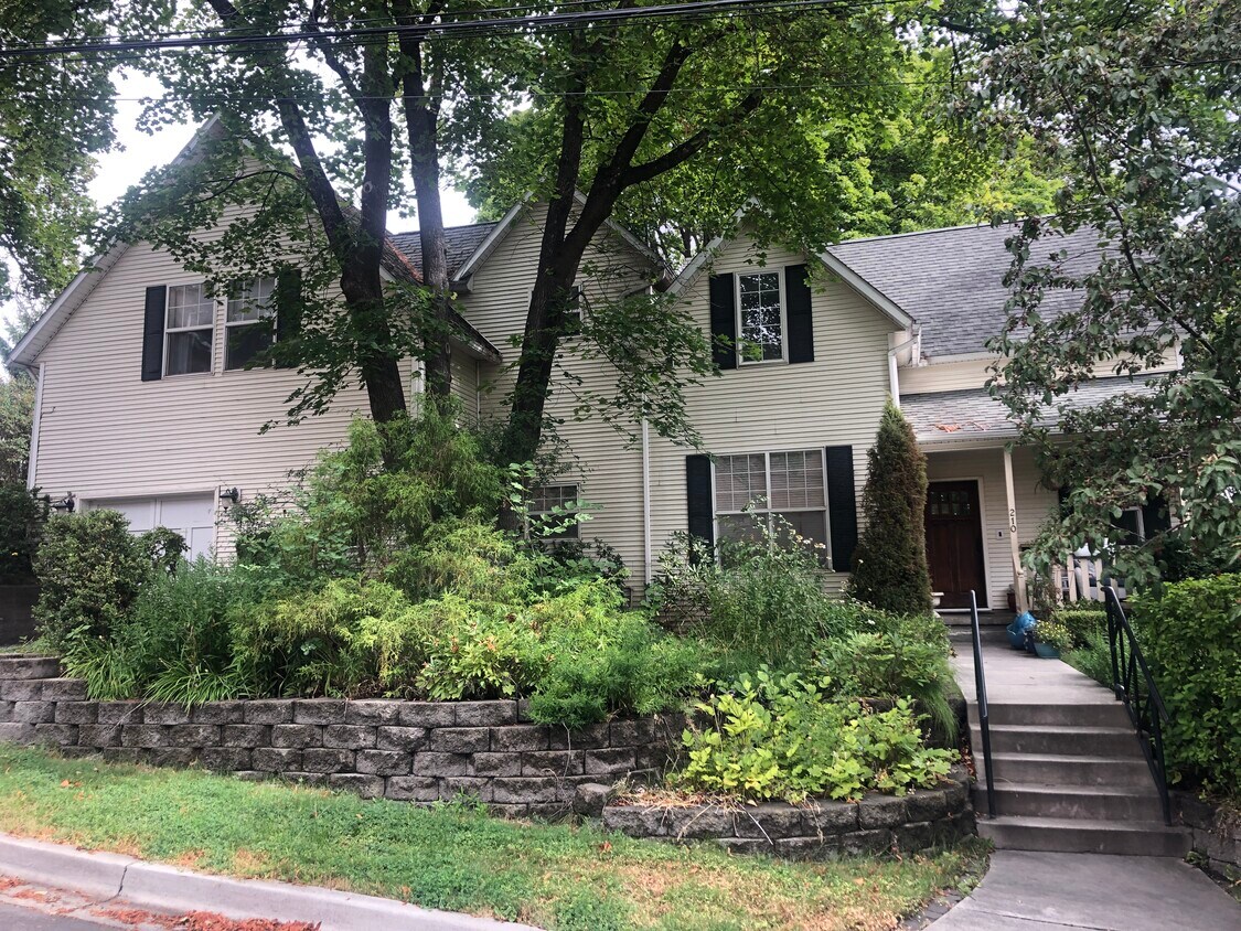 Primary Photo - 210 NW Olsen St