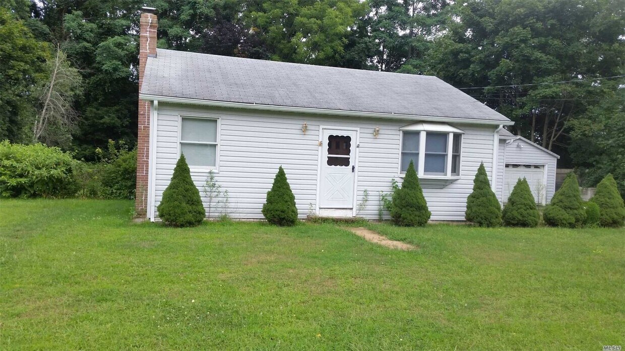 39 Ct, Selden, NY 11784 House for Rent in Selden, NY