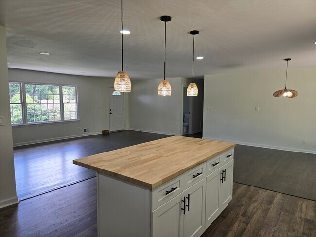 Building Photo - 2401 Winshire Dr