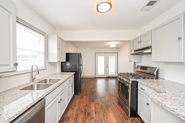 Building Photo - 314 W Hart Ave