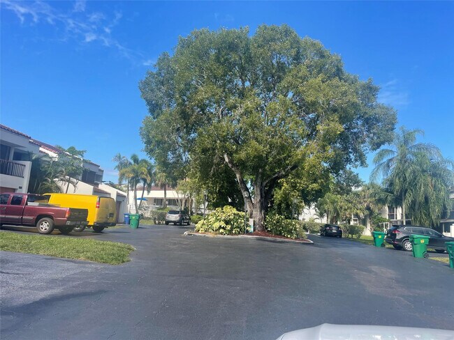 Foto del edificio - 6548 Racquet Club Dr