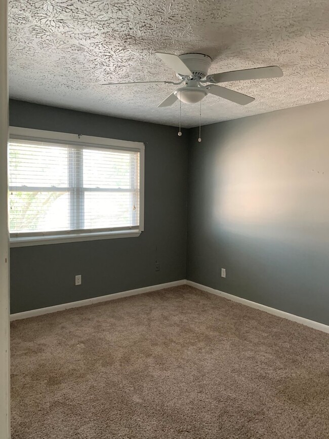 Building Photo - Cute 2 bedroom 1 1/2 bath townhome Conveni...