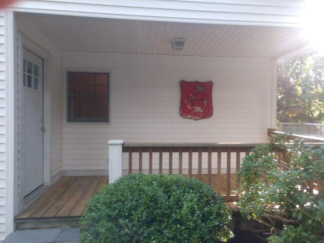 Foto del edificio - 369 Briar Brae Rd
