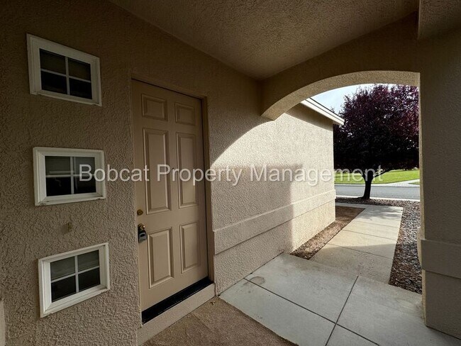 Building Photo - 2932 Oxbow Dr