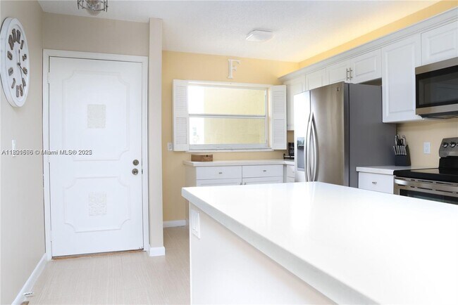 Foto del edificio - 23099 Barwood Ln N