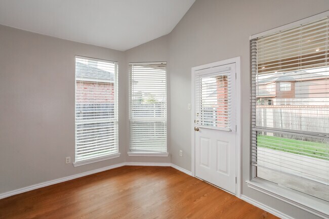 Building Photo - 10633 Fossil Hill Dr