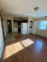 Building Photo - 422 Main St